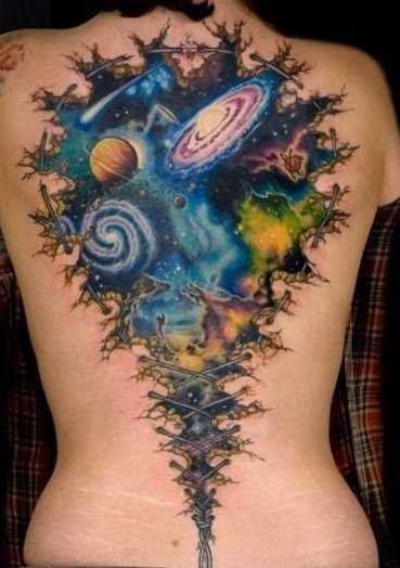 A tatuagem nas costas de uma menina - o espaço