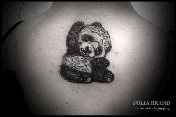 A tatuagem nas costas de uma menina - panda
