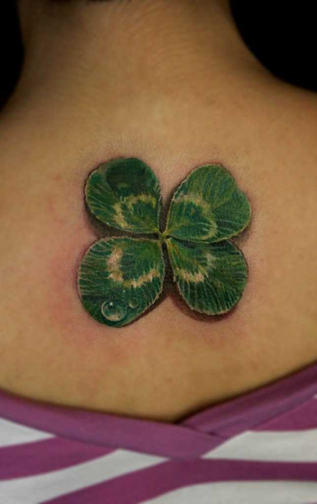 A tatuagem nas costas de uma menina - trevo