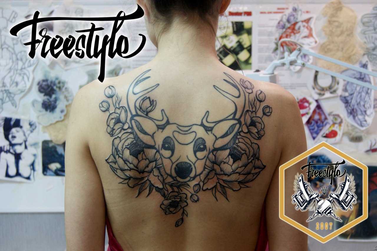 A tatuagem nas costas de uma menina - veado