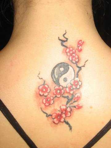 A tatuagem nas costas de uma menina - Yin-Yang e sakura