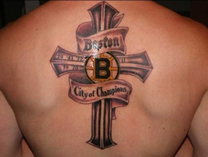 A tatuagem nas costas do cara - a cruz com a inscrição