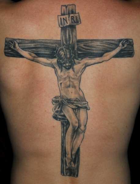 A tatuagem nas costas do cara - a cruz com Jesus crucificado