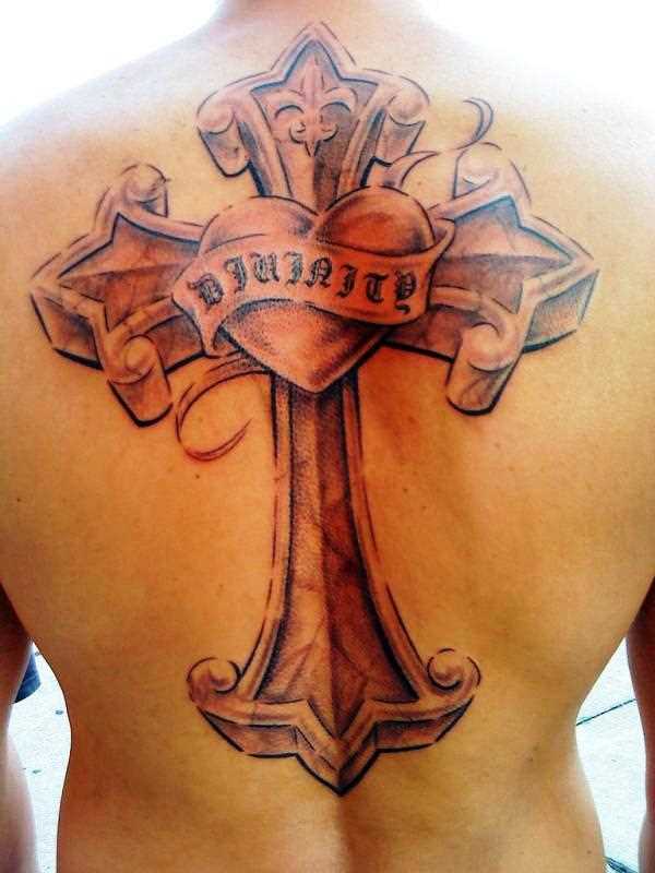 A tatuagem nas costas do cara - a cruz, o coração e a inscrição