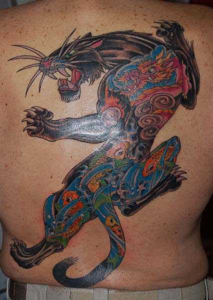 A tatuagem nas costas do cara - a pantera e o dragão