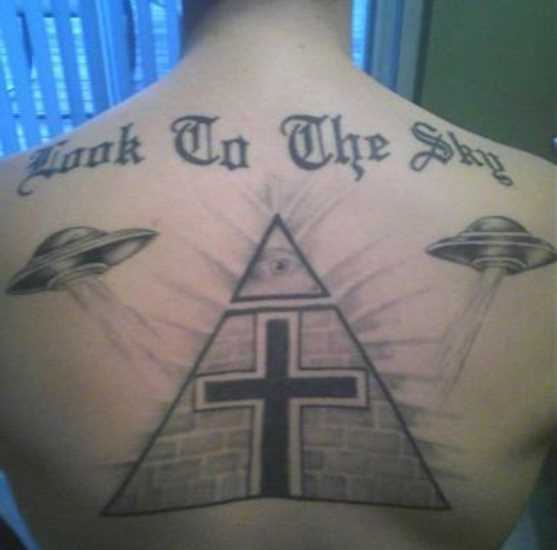 A tatuagem nas costas do cara - a pirâmide com o olho, a cruz e os discos voadores