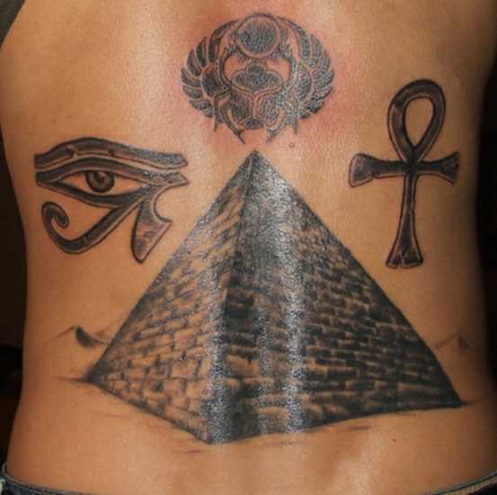 A tatuagem nas costas do cara - a pirâmide, o olho e a cruz