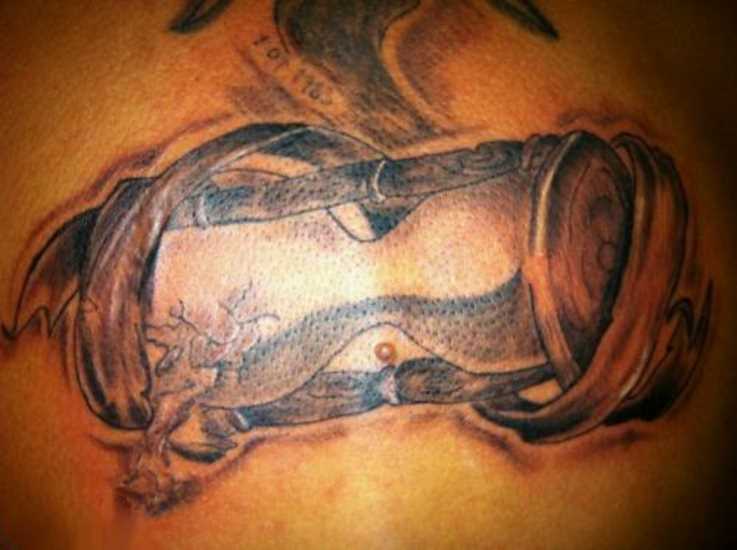 A tatuagem nas costas do cara - ampulheta