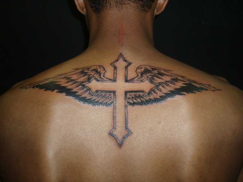A tatuagem nas costas do cara - asas e a cruz
