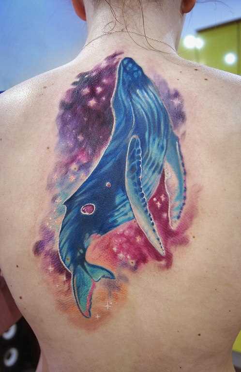 A tatuagem nas costas do cara - baleia
