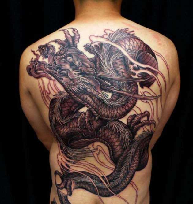 A tatuagem nas costas do cara com a imagem de um grande dragão
