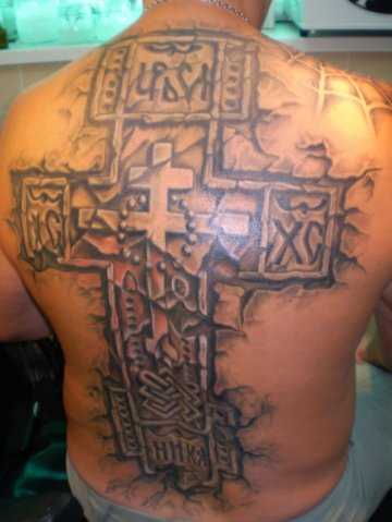 A tatuagem nas costas do cara - cruz