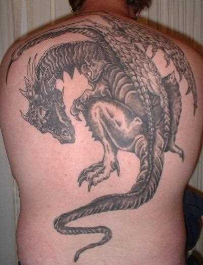 A tatuagem nas costas do cara - de- dragão