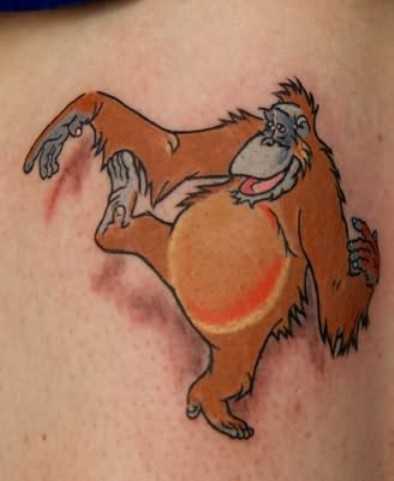 A tatuagem nas costas do cara - de- macaco dançando