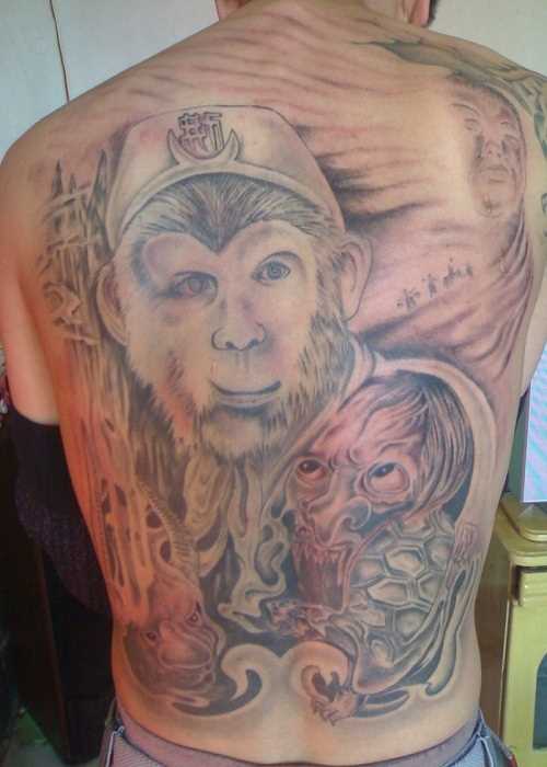 A tatuagem nas costas do cara - de- macaco