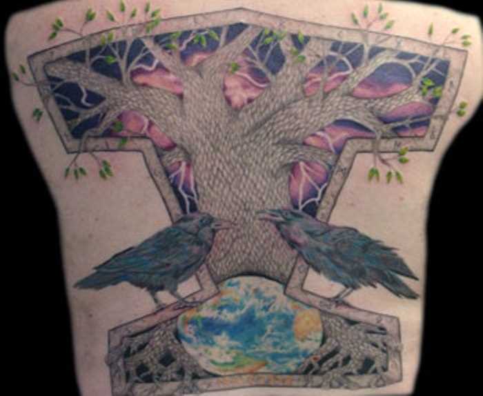 A tatuagem nas costas do cara - de-martelo em forma de árvore e dois corvo