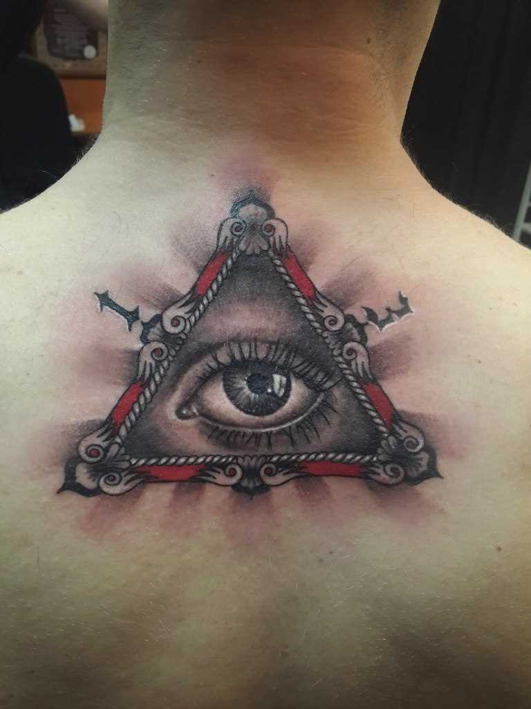 A tatuagem nas costas do cara - de olho
