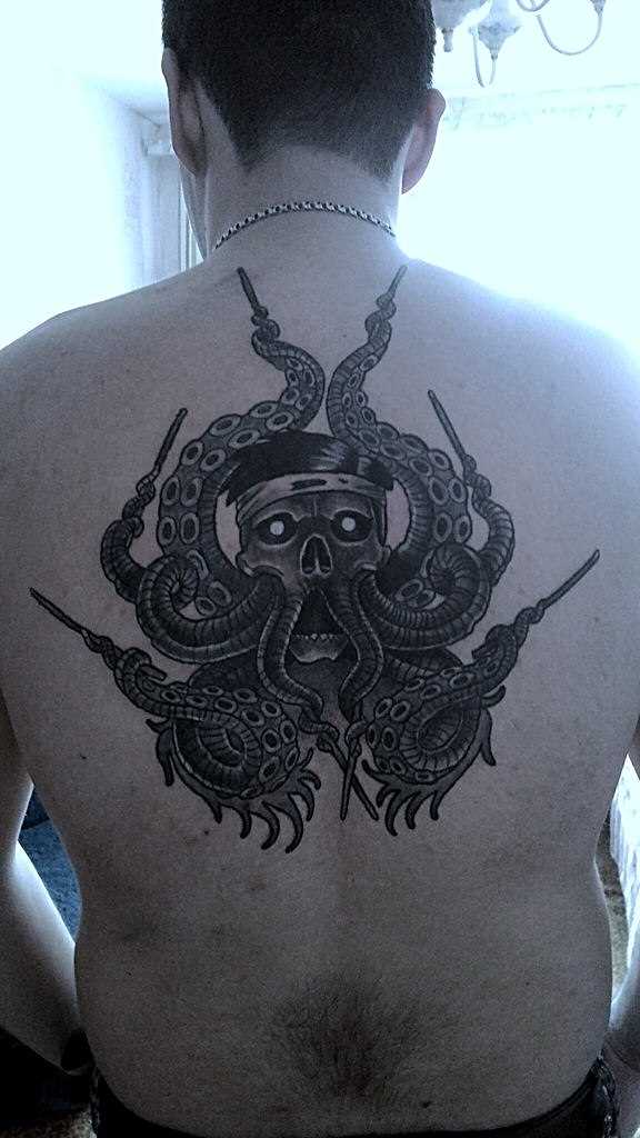A tatuagem nas costas do cara - de- polvo