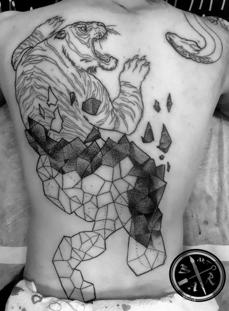 A tatuagem nas costas do cara - de- tigre