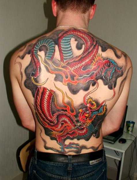 A tatuagem nas costas do cara - dragões