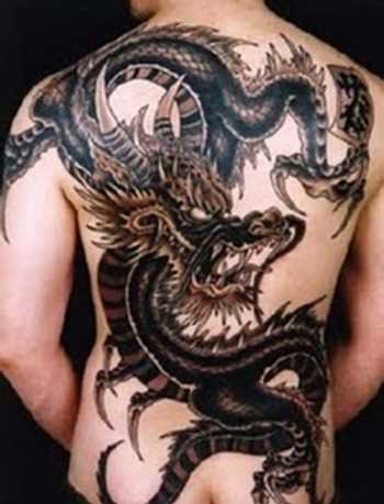 A tatuagem nas costas do cara em forma de dragão em toda a volta