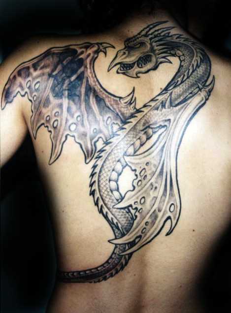 A tatuagem nas costas do cara em forma de dragão