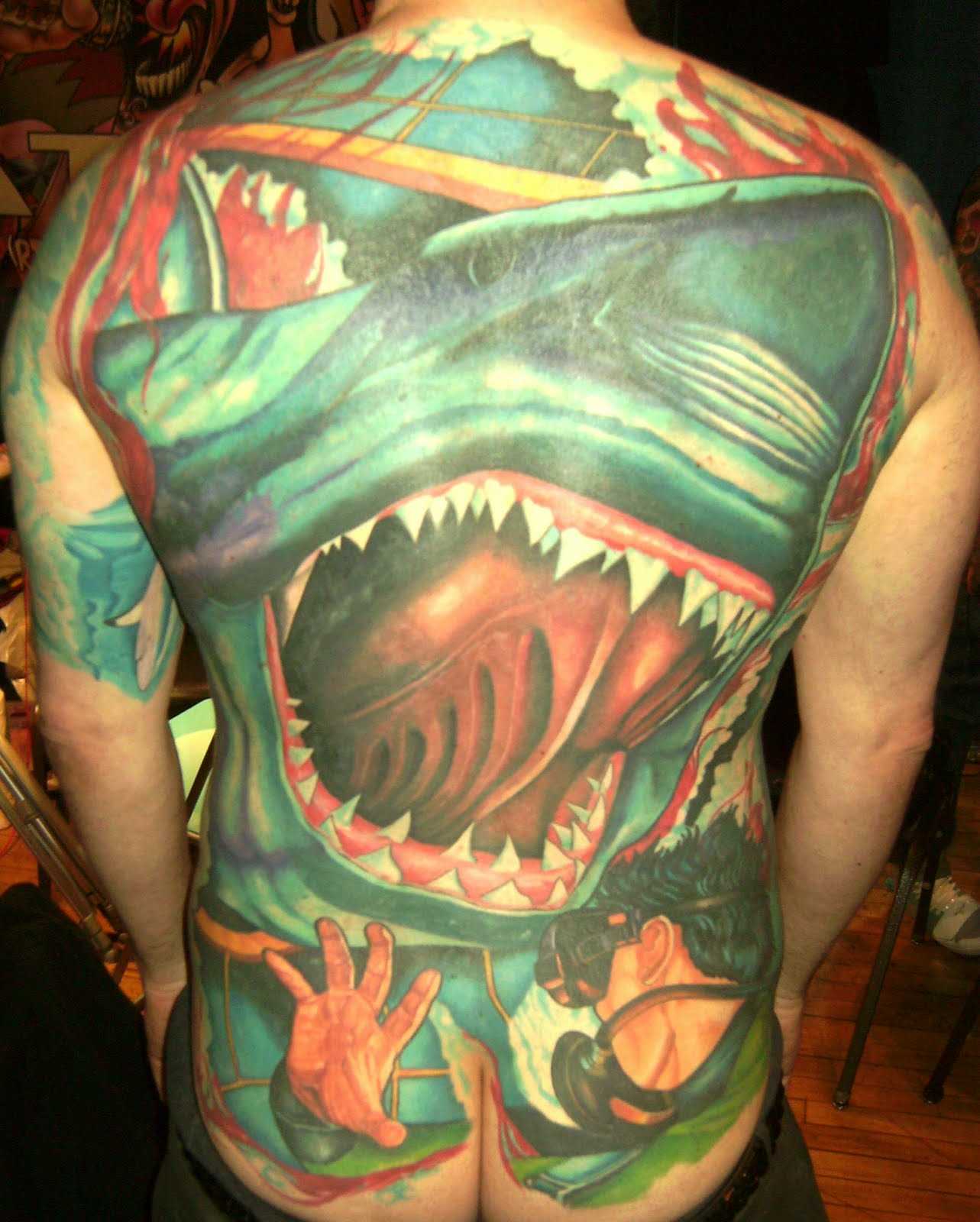 A tatuagem nas costas do cara - grande tubarão