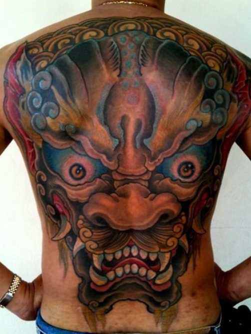 A tatuagem nas costas do cara - máscara