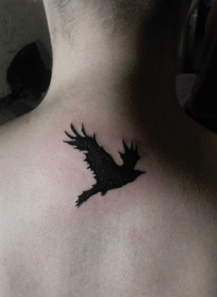 A tatuagem nas costas do cara - o corvo