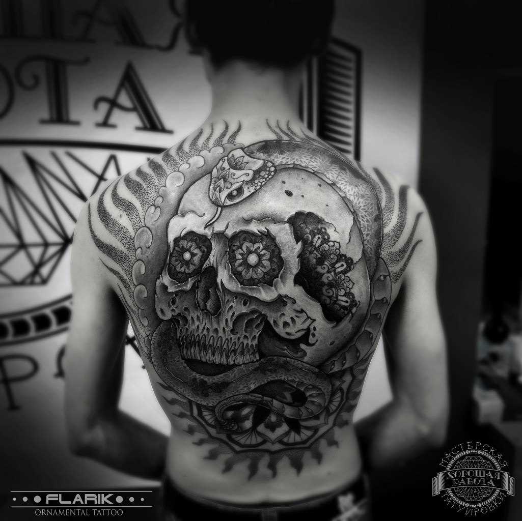 A tatuagem nas costas do cara - o crânio e a cobra