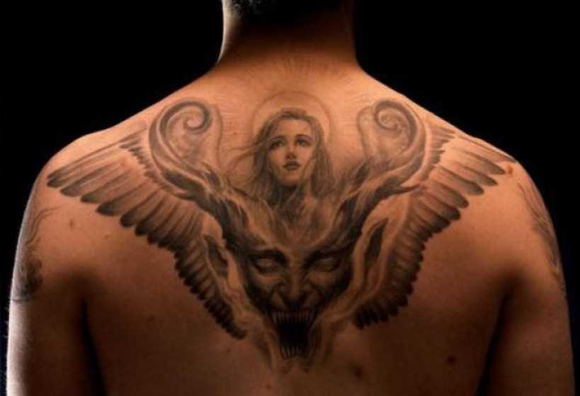 A tatuagem nas costas do cara - o diabo e a menina