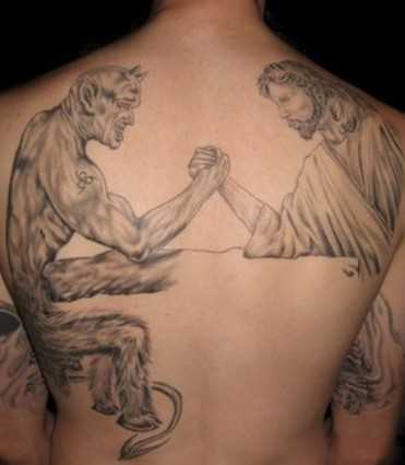 A tatuagem nas costas do cara - o diabo e Jesus