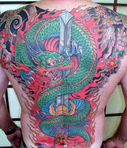A tatuagem nas costas do cara - o dragão, a espada, o fogo e as flores de cerejeira