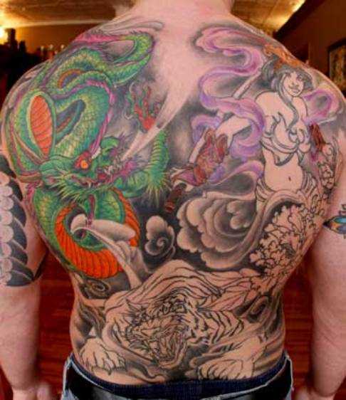 A tatuagem nas costas do cara - o dragão e o tigre
