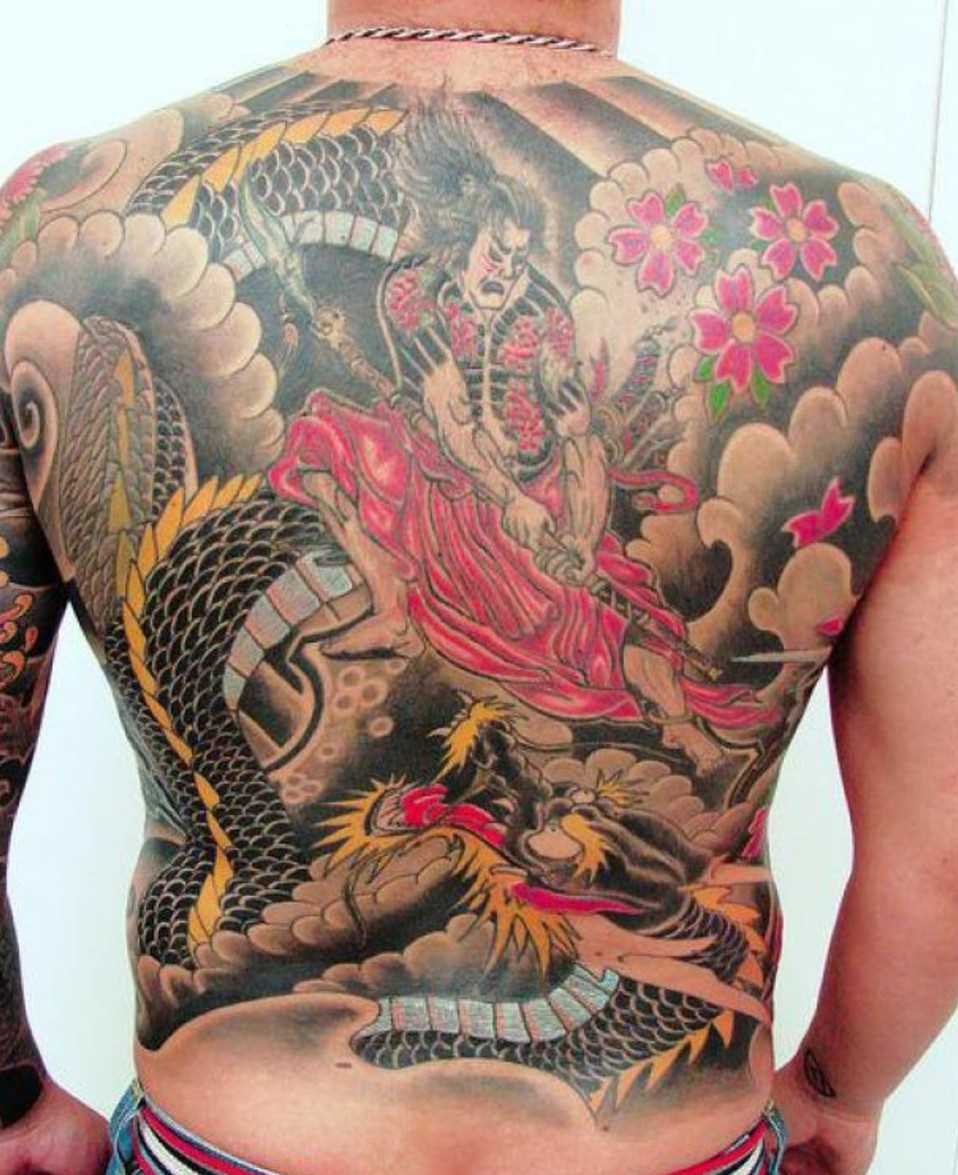 A tatuagem nas costas do cara - o samurai e o dragão