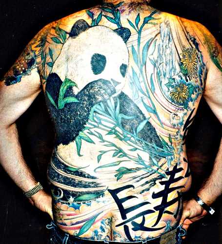 A tatuagem nas costas do cara - panda