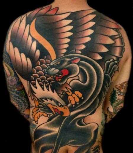 A tatuagem nas costas do cara - pantera e de uma águia