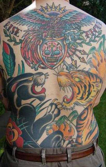 A tatuagem nas costas do cara - panther e tiger