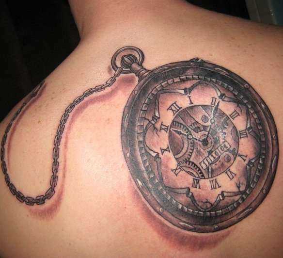 A tatuagem nas costas do cara - relógio de bolso