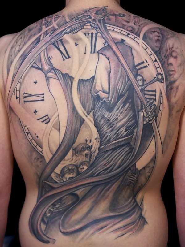 A tatuagem nas costas do cara - relógio e a morte com a foice