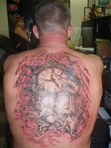 A tatuagem nas costas do cara - relógios