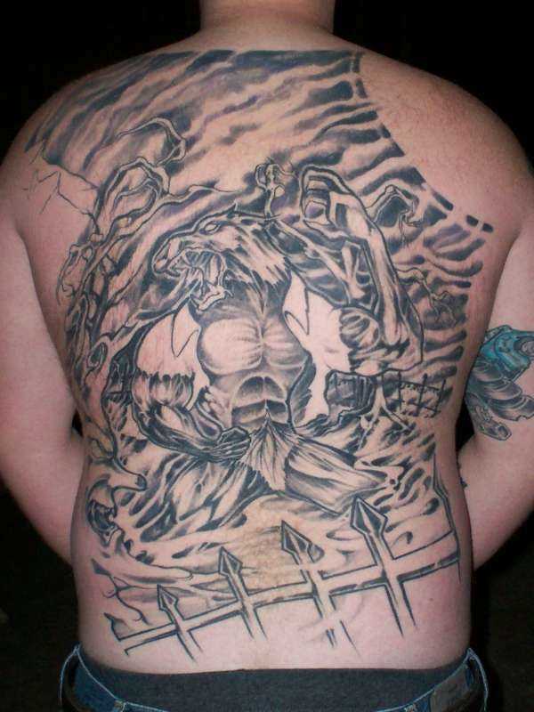 A tatuagem nas costas do cara - um lobisomem na floresta