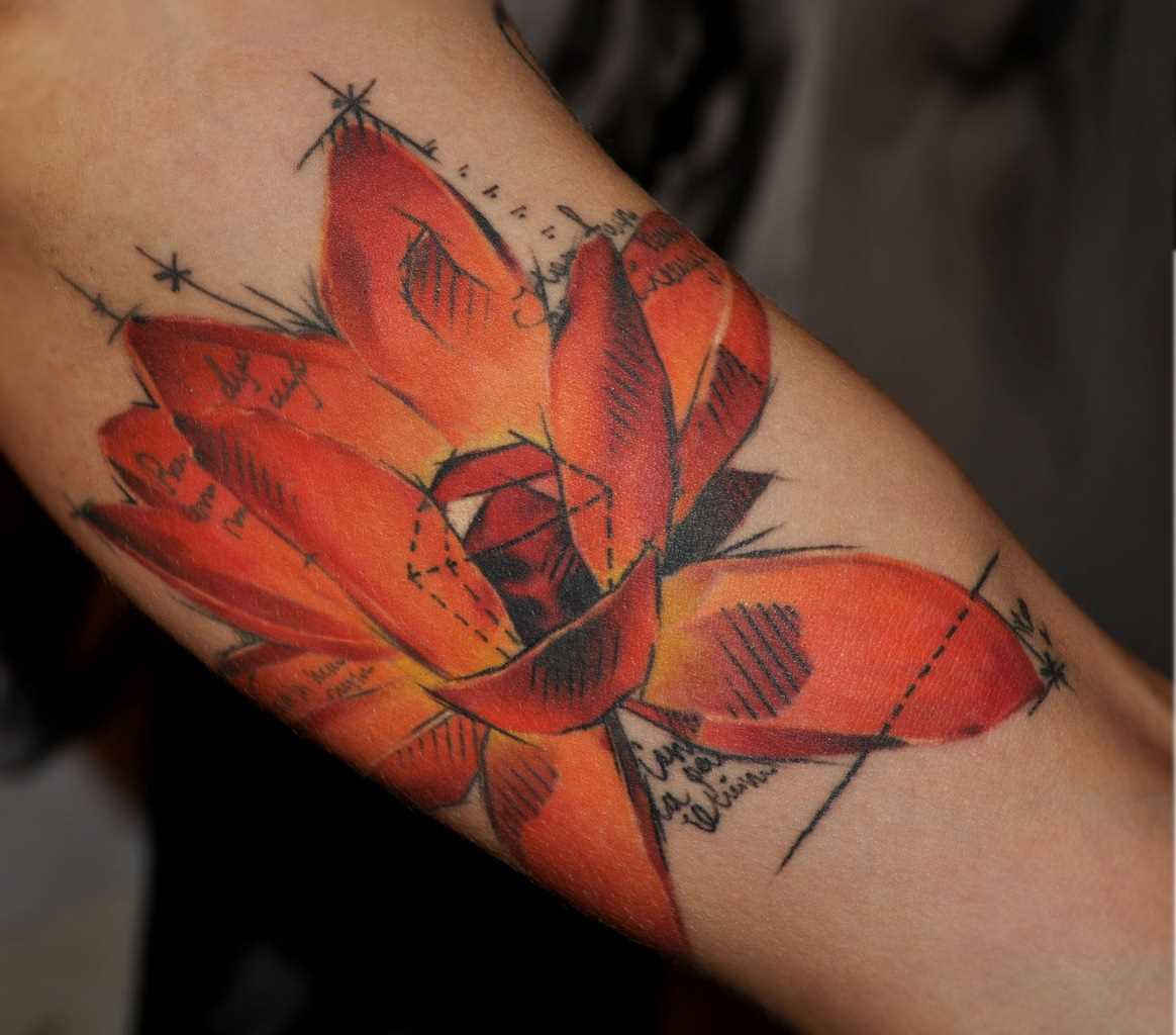 A tatuagem no braço da menina - flor