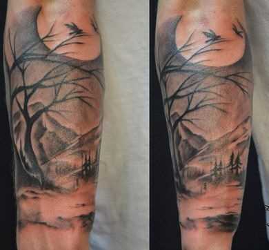 A tatuagem no braço de um cara - a árvore no fundo da lua