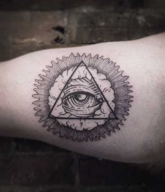 A tatuagem no braço de um cara - a pirâmide com o olho