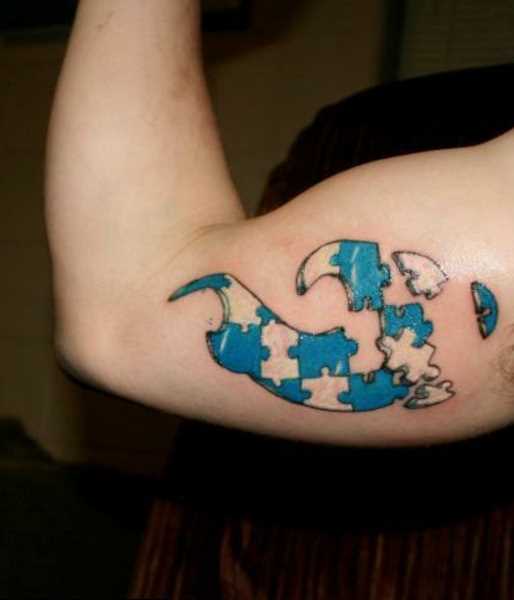 A tatuagem no braço de um cara de quebra - cabeças