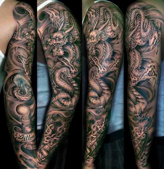 A tatuagem no braço de um cara em forma de dragão