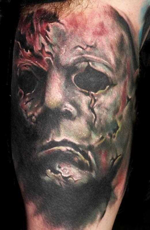 A tatuagem no braço de um cara - máscara