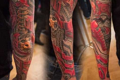 A tatuagem no braço de um cara no estilo de biomecânica
