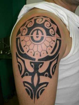 A tatuagem no braço de um cara no estilo tribal
